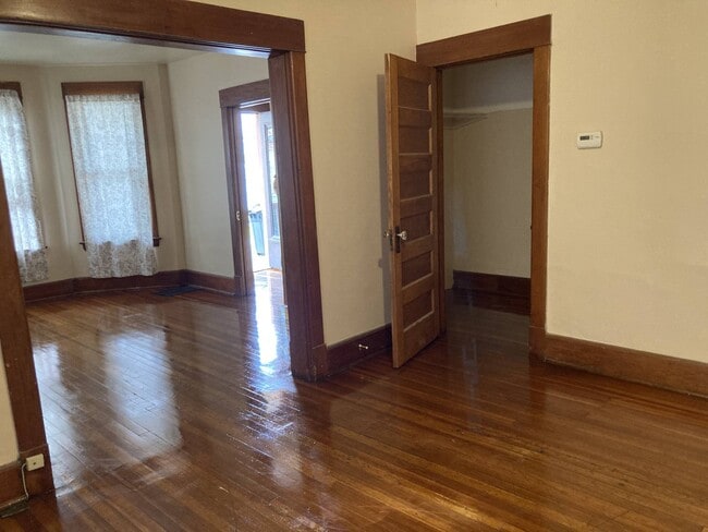 Building Photo - 418 Division St