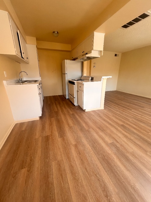 Building Photo - 1001 E Stearns Ave