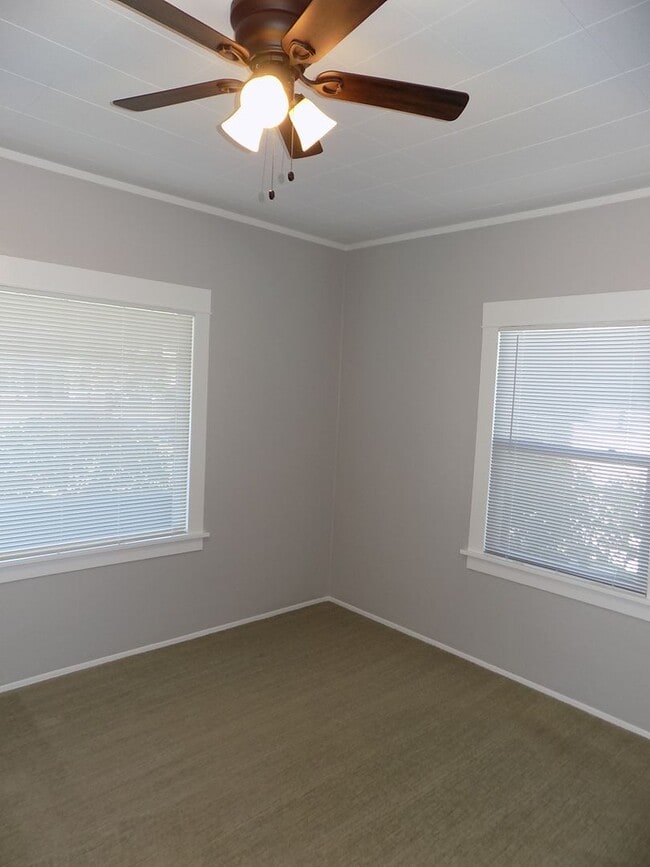 Building Photo - 3 Bedroom/2 Bathroom Craftsman | Master wi...