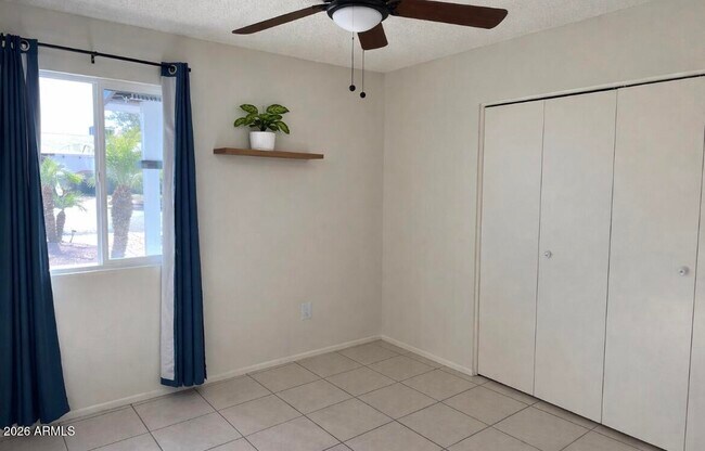 Building Photo - 2022 W Eugie Ave