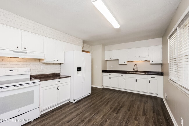 Building Photo - 215 Kim Ct