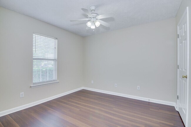 Building Photo - End Unit Townhome Evans