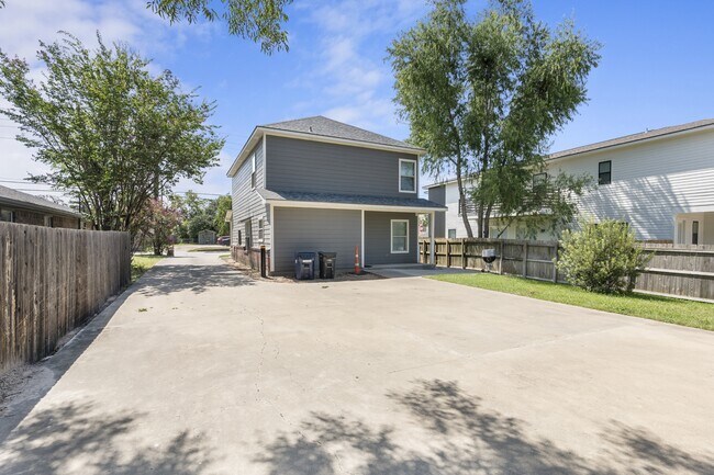 Building Photo - 403 Holleman Dr