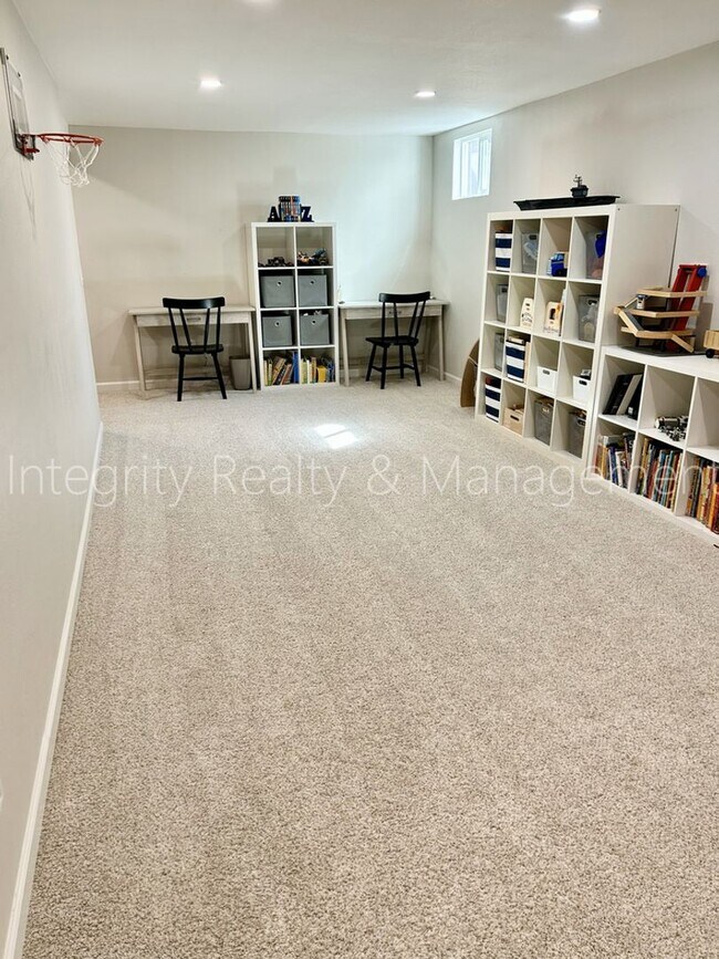 Building Photo - 9722 W Polk Dr