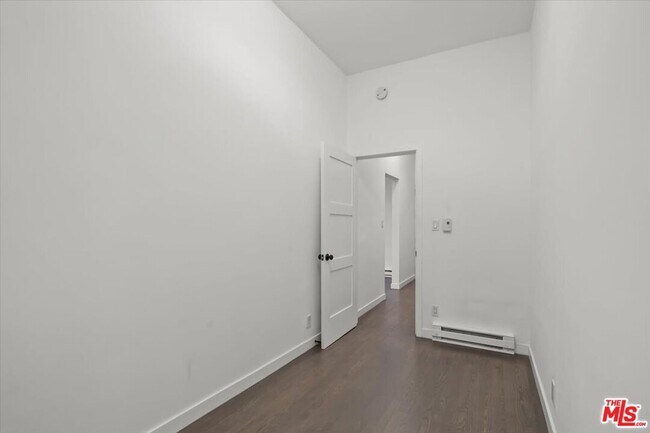 Building Photo - 1218 N La Cienega Blvd