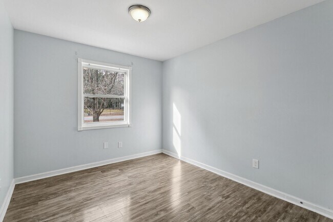 Building Photo - Updated Large Home with Private In-Law Suite Near Gloucester Main Street