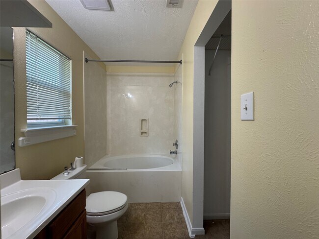 Building Photo - 20711 Sycamore Wood Dr