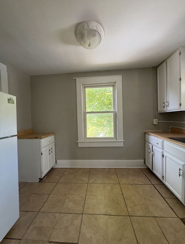 Building Photo - Upstairs 2 Bedroom 1 Bath