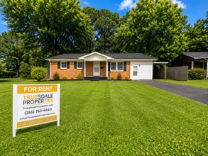 Building Photo - Beautiful 3 BED- 2BA with bonus room fenced in yard