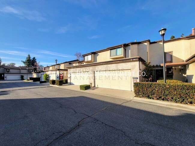 Building Photo - Beautiful Attached Townhome in Wonderful G...