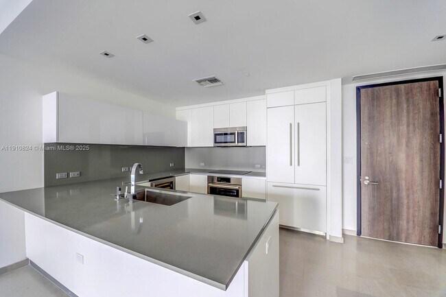 Building Photo - 88 SW 7th St