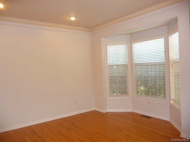 Building Photo - 220 Roosevelt Dr