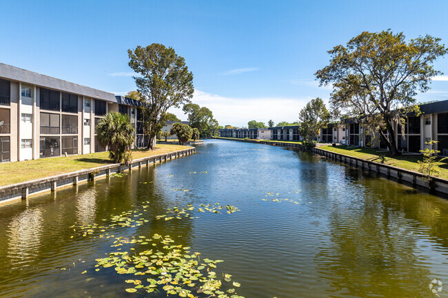 Building Photo - Versailles Gardens Condominium