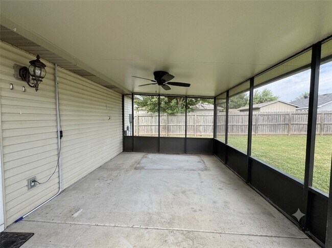 Building Photo - 608 Barbara Ave