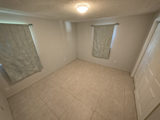 Building Photo - 561 Laura Ln