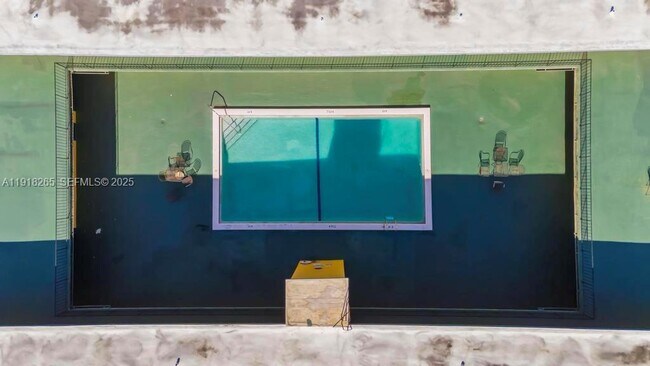 Building Photo - 1975 NE 135th St