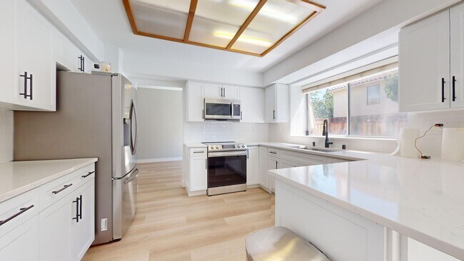 Building Photo - 490 Silvertail Pl