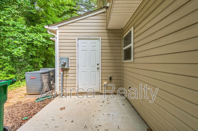 Building Photo - 861 Plaza Walk Dr
