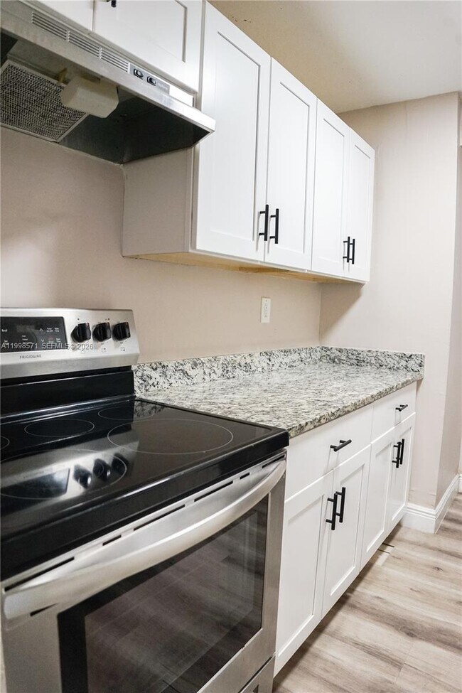 Building Photo - 4280 Woodside Dr