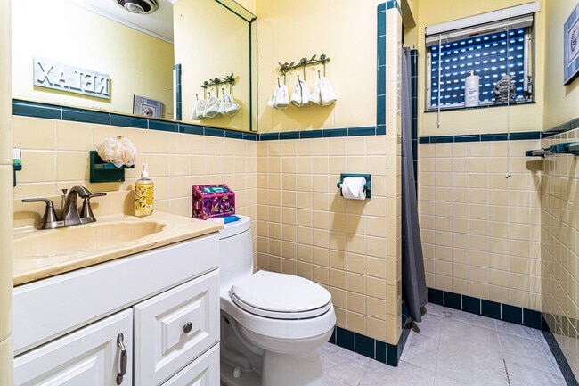 Building Photo - 1300 SE 7th Ct