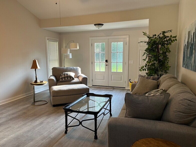 Building Photo - 1565 Pinebreeze Dr