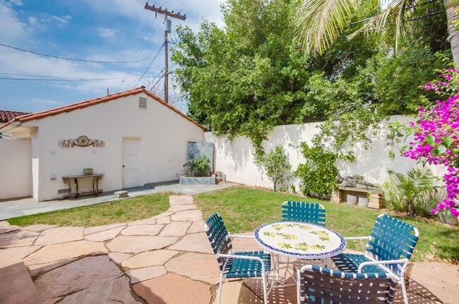 Building Photo - Charming 3 Bedroom Kensington Home