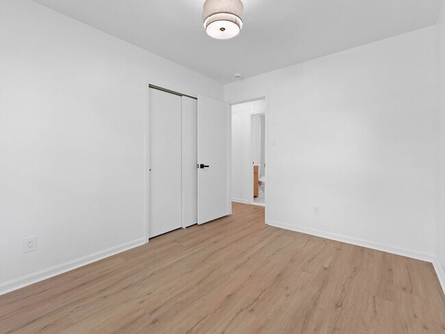 Building Photo - Fully Renovated 3-Bedroom Home with Designer Kitchen, Large Deck & Central Air in Pennsauken