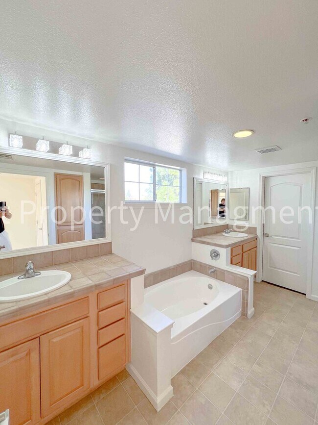 Building Photo - 3 Bedrooms/ 3 Bathrooms; 1,720 Square Foot...