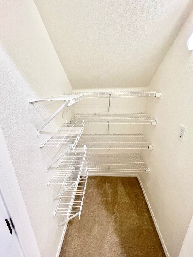 Building Photo - 3bd 3bth Gated