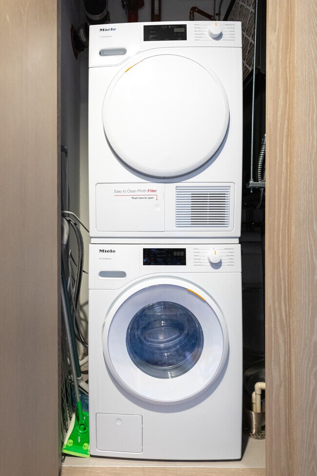 Building Photo - 1000 Auahi St