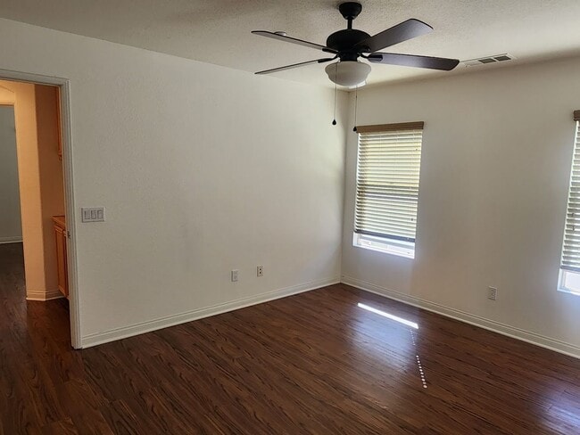 Building Photo - 2 Bedroom Townhome w/Attached 1 Car Garage...