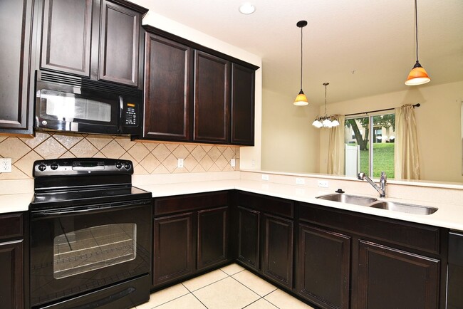 Building Photo - Lovely Town Home Available