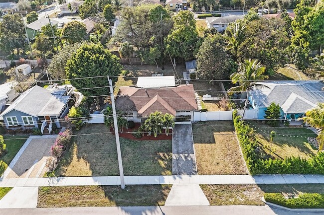 Building Photo - 820 SE 4th Ave