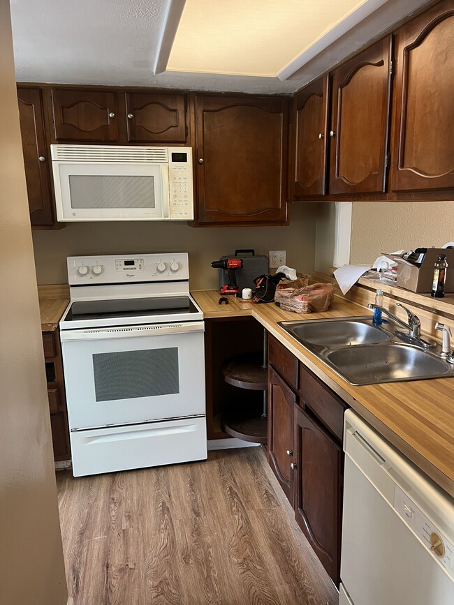 Kitchen - 4973 Riveredge Dr
