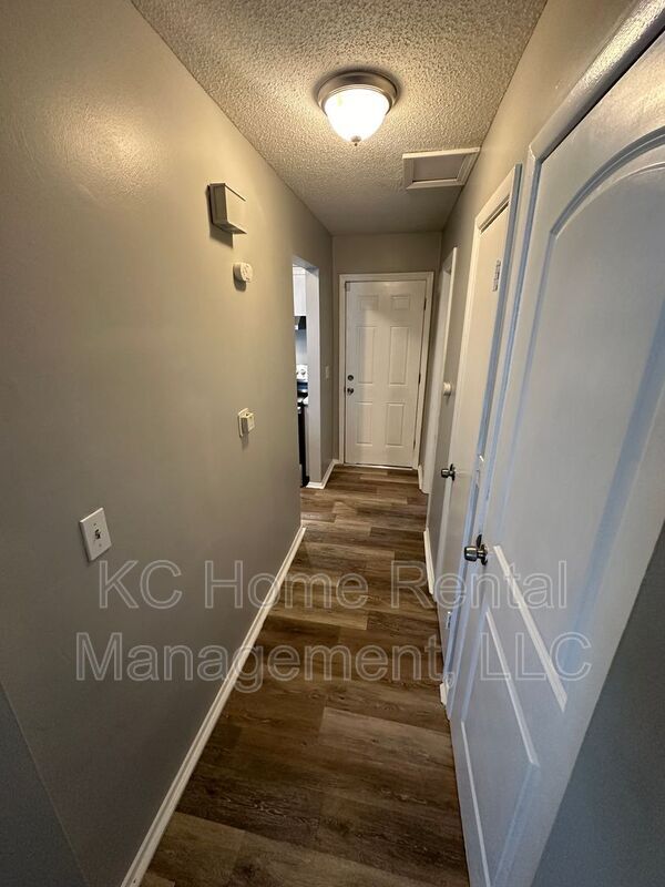 Building Photo - 222 N Oak Dr