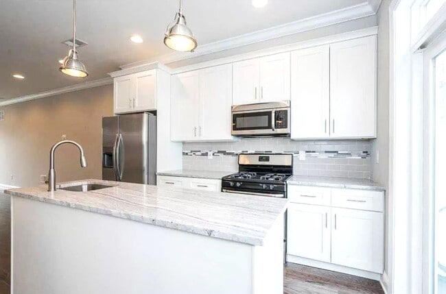 Building Photo - Gorgeous 3-Bedroom Townhome with Finished Basement and Rooftop Deck! Available mid-June!