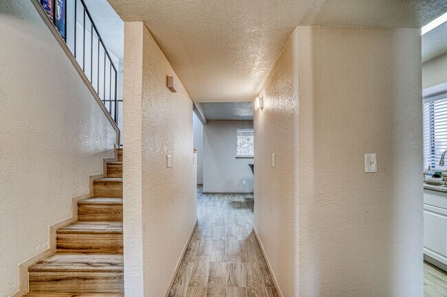 Building Photo - 311 Zenith Dr