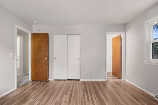Building Photo - 2305 Glenoak Dr