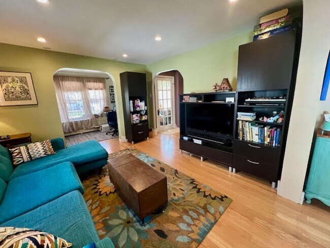 Building Photo - Fully Furnished Beautifully Restored Vinta...