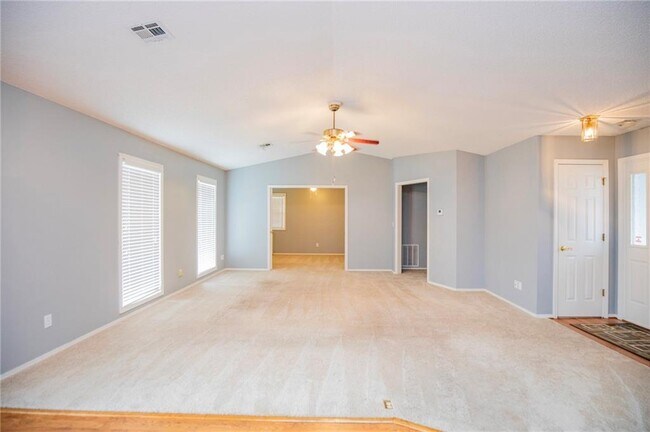 Building Photo - 2 Newburgh Dr