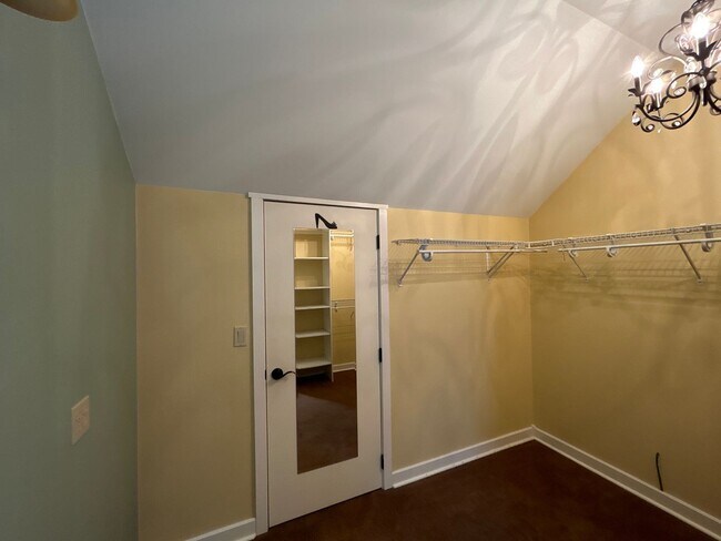 Building Photo - 2 Bedroom / 1.5 Bath Executive Apartment i...