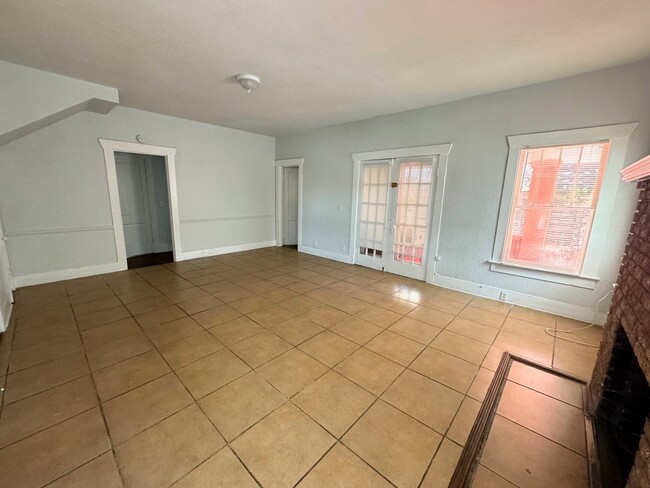 Building Photo - 105 N 17th St W