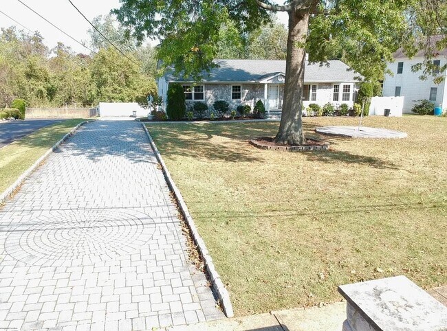 Building Photo - 32 Meadowbrook Ln
