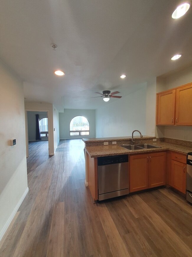 Building Photo - View Gaslamp 1 bedroom Condo with Parking,...