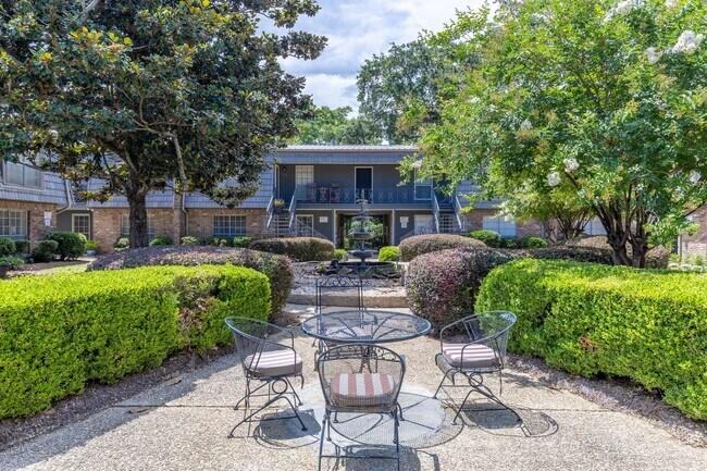 Building Photo - Two Bedroom Condo near downtown Fairhope!