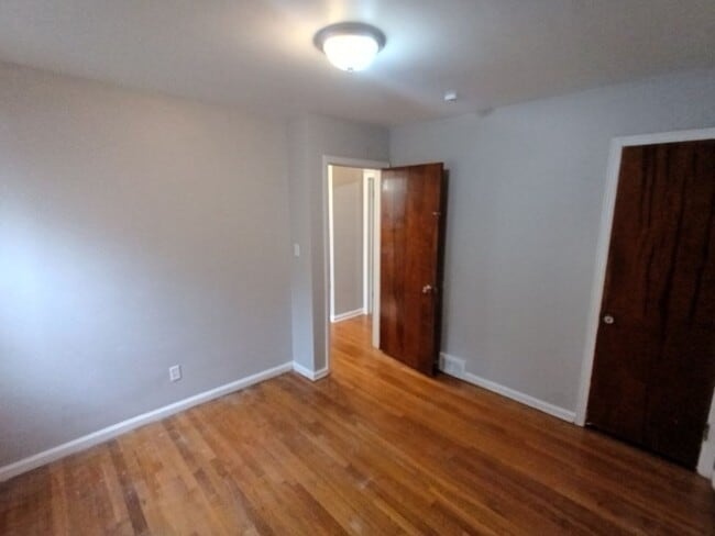 Building Photo - 3 bedroom/1.5 bath now available! $1300/mo!