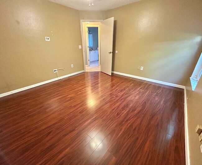 Building Photo - Waterfront Pool Home in Waterford Lakes