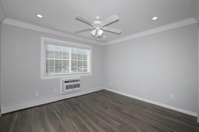 Building Photo - 400 Plad Blvd