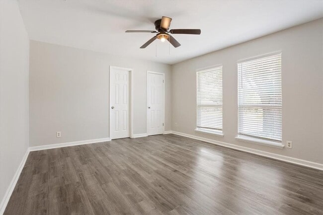 Building Photo - 10100 Woodglen Dr