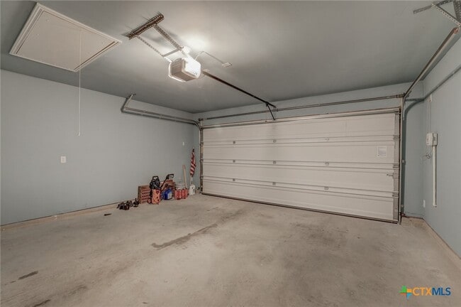 Building Photo - 1945 Redstart